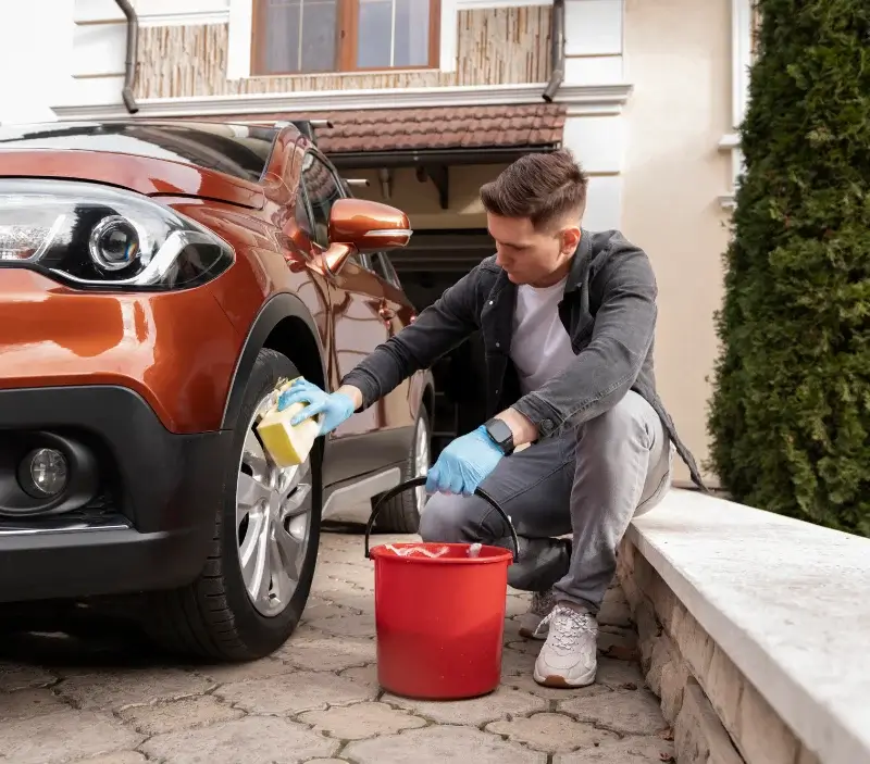 Lavage auto à domicile Sainte-Marie-du-Mont : professionnel intervenant sur un véhicule